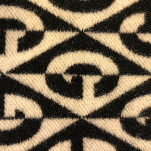 Gucci GG Rhombus Logo Jacquard Scarf in Ivory and Black. New with Tags - Picture 6 of 6